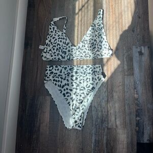 never worn xl top m bottoms